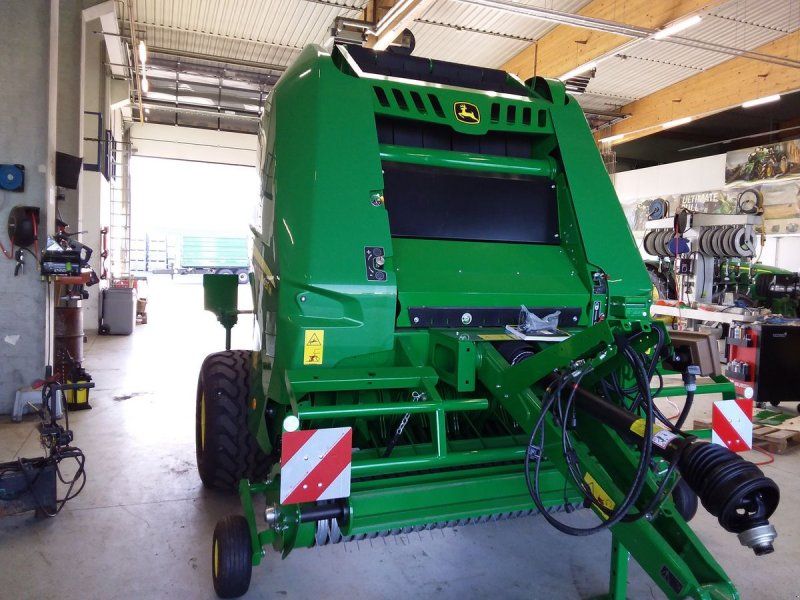 John Deere V451M