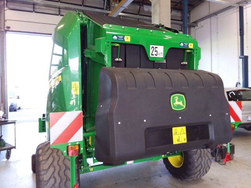 John Deere V451M