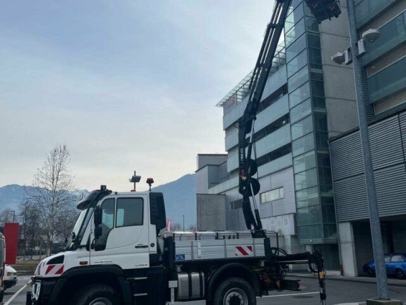 Mercedes-Benz U 323 mit HIAB Kran D072-4