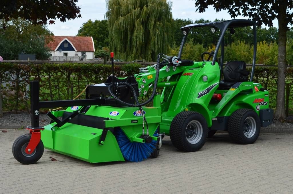 Avant 523 TDL met M-sweep HSTV600 veegmachine