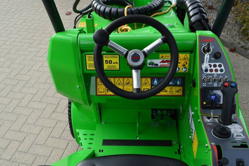 Avant 523 TDL met M-sweep HSTV600 veegmachine