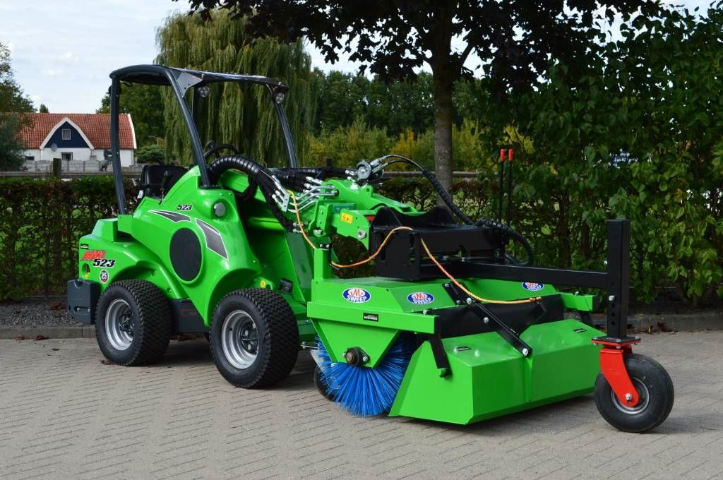 Avant 523 TDL met M-sweep HSTV600 veegmachine