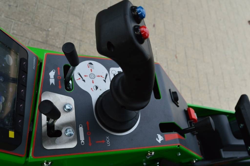 Avant 523 TDL met M-sweep HSTV600 veegmachine