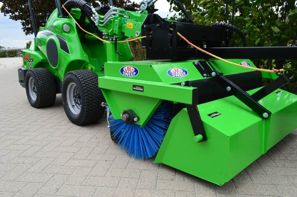Avant 523 TDL met M-sweep HSTV600 veegmachine