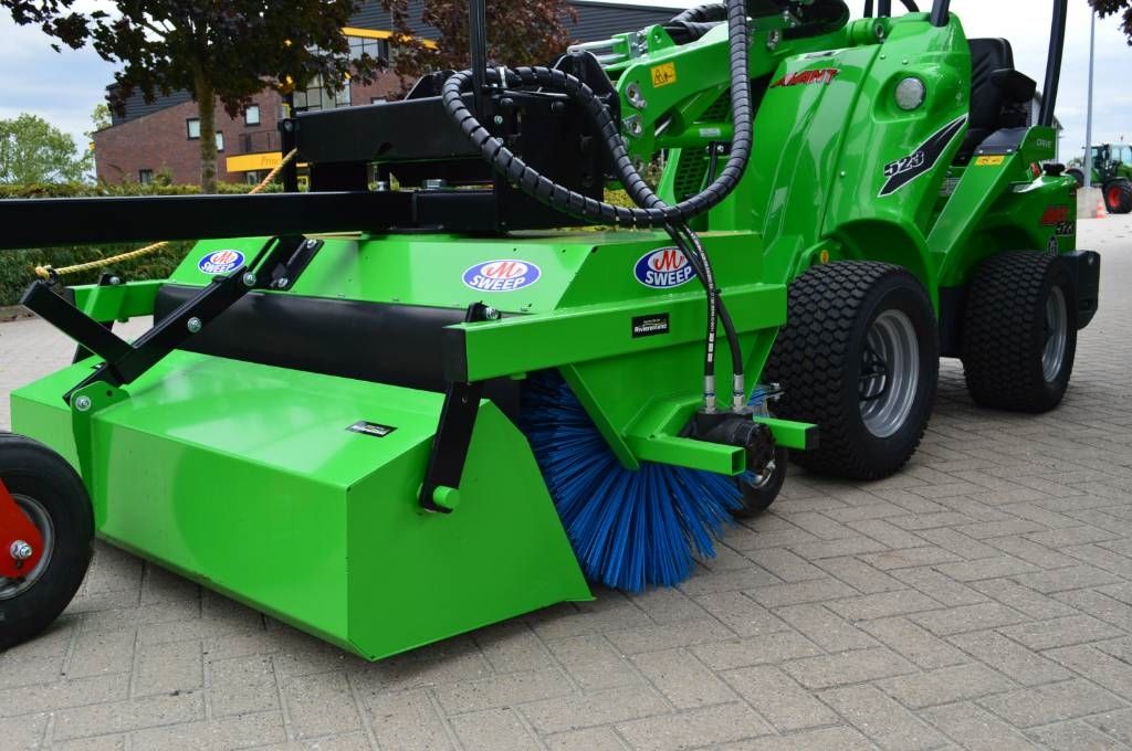 Avant 523 TDL met M-sweep HSTV600 veegmachine