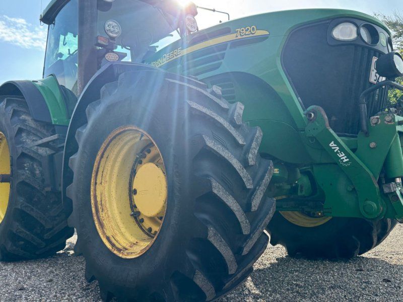 John Deere 7920