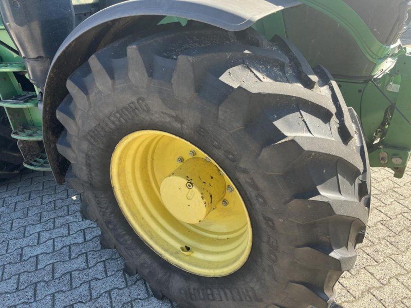 John Deere 6215R