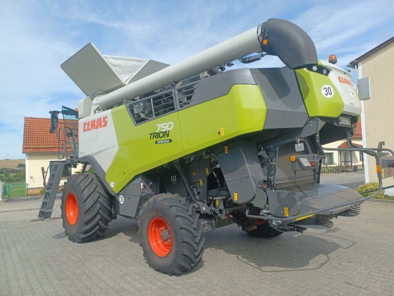 Claas Trion 750 Montana + V 770
