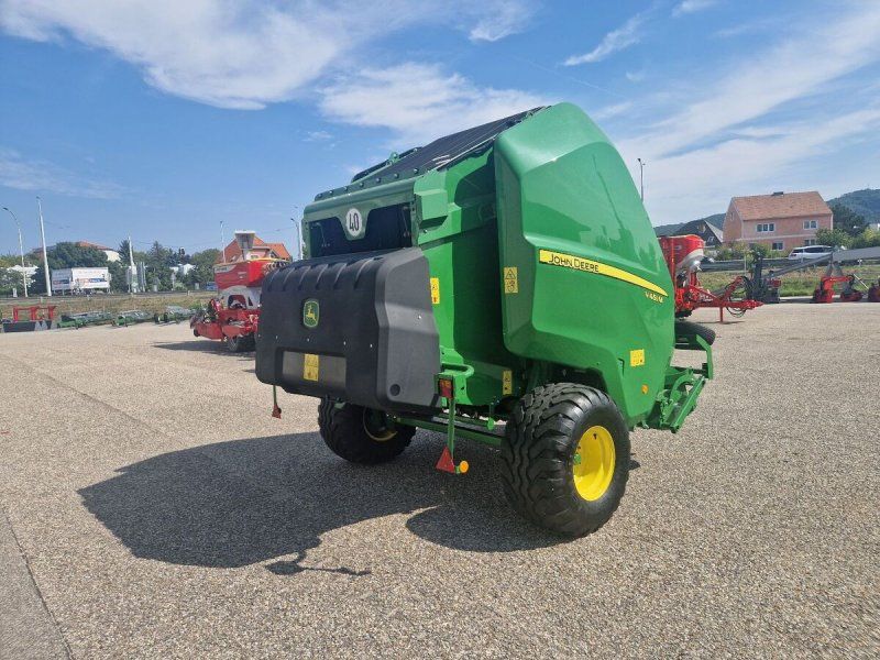 John Deere V451M