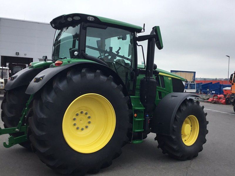 John Deere 6R215