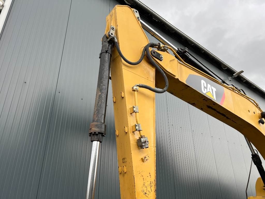 CAT 323D LN