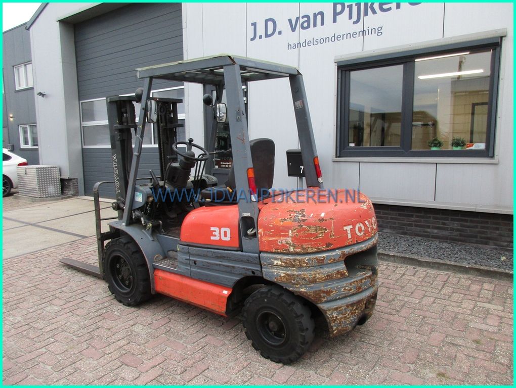 Toyota 02-6FDF30 3t diesel + 3x hydrauliek