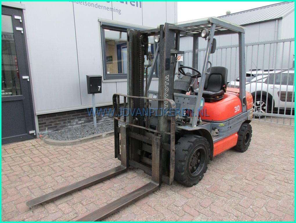Toyota 02-6FDF30 3t diesel + 3x hydrauliek