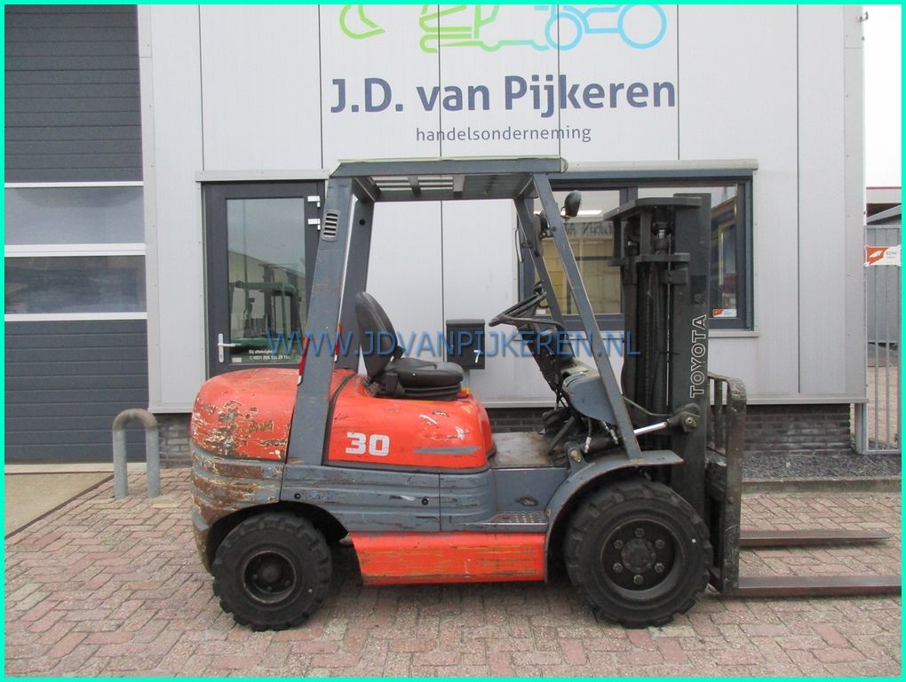 Toyota 02-6FDF30 3t diesel + 3x hydrauliek