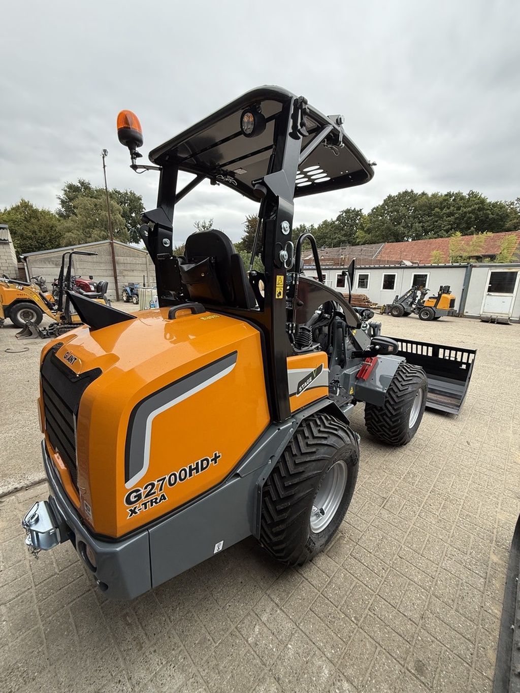 Giant G2700 HD X-TRA + minishovel / kniklader NIEUW