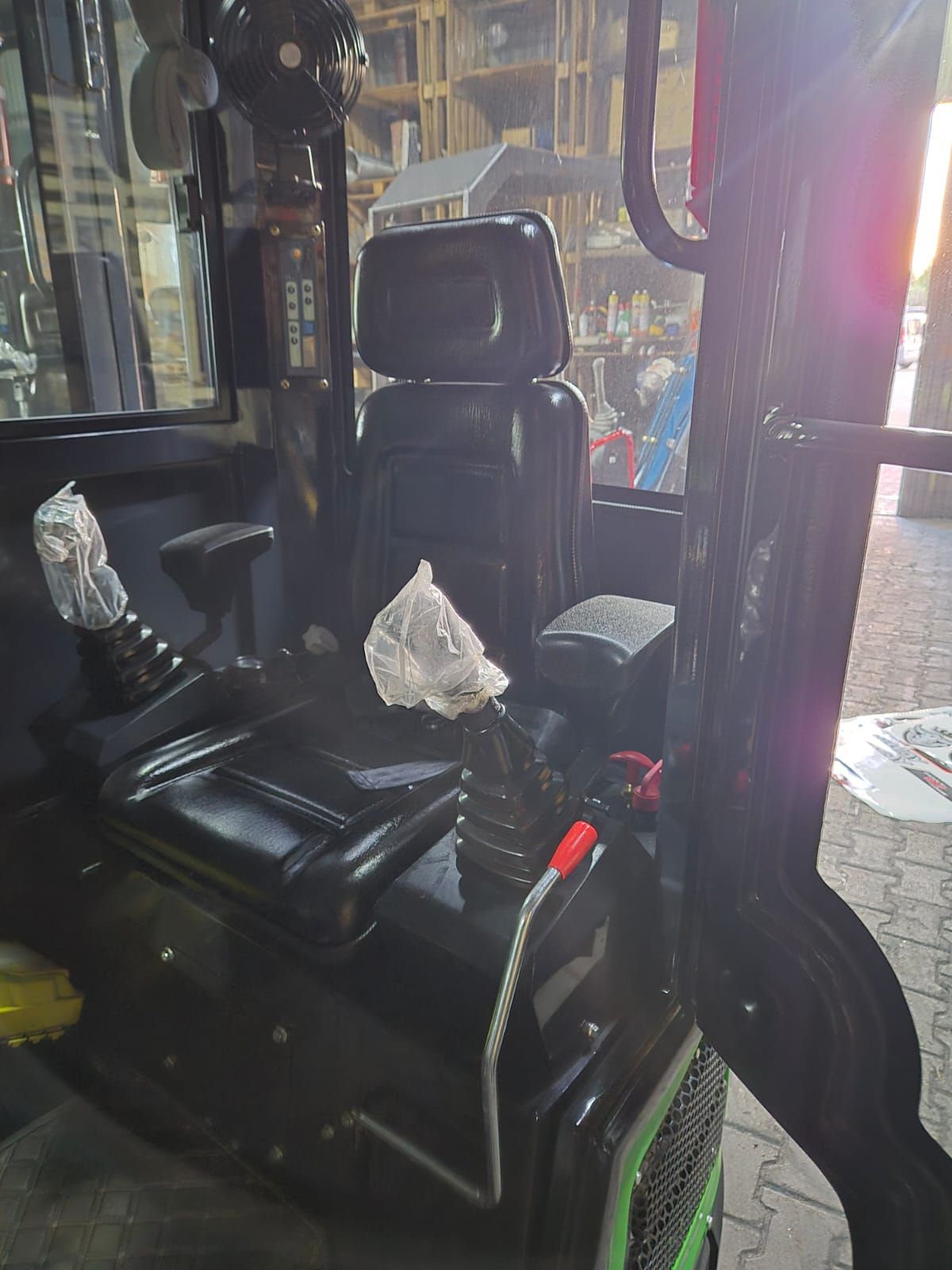 Kingway YAMA R12K Minibagger – mit Kabine, 13,5 PS Benzinmotor