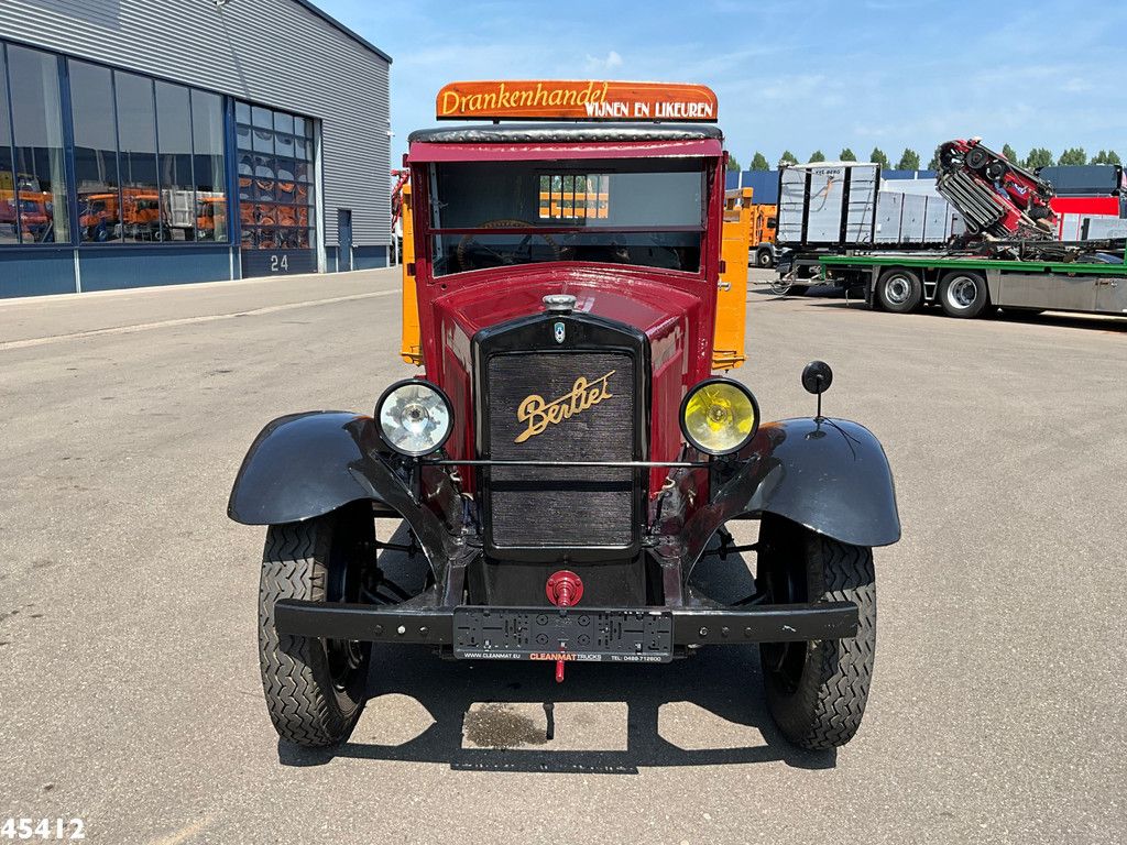 Berliet V.H.A Oldtimer met open laadbak