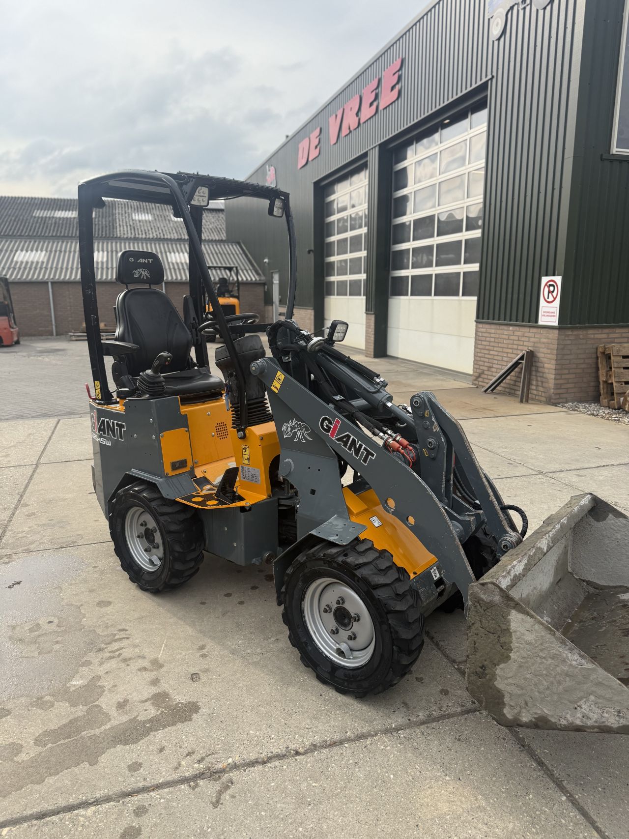 Giant d254sw mini shovel ( 1100 uur )