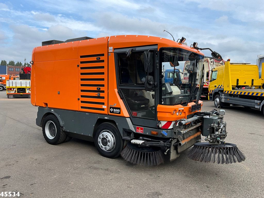 RAVO 5-Serie 580 with 3-rd brush