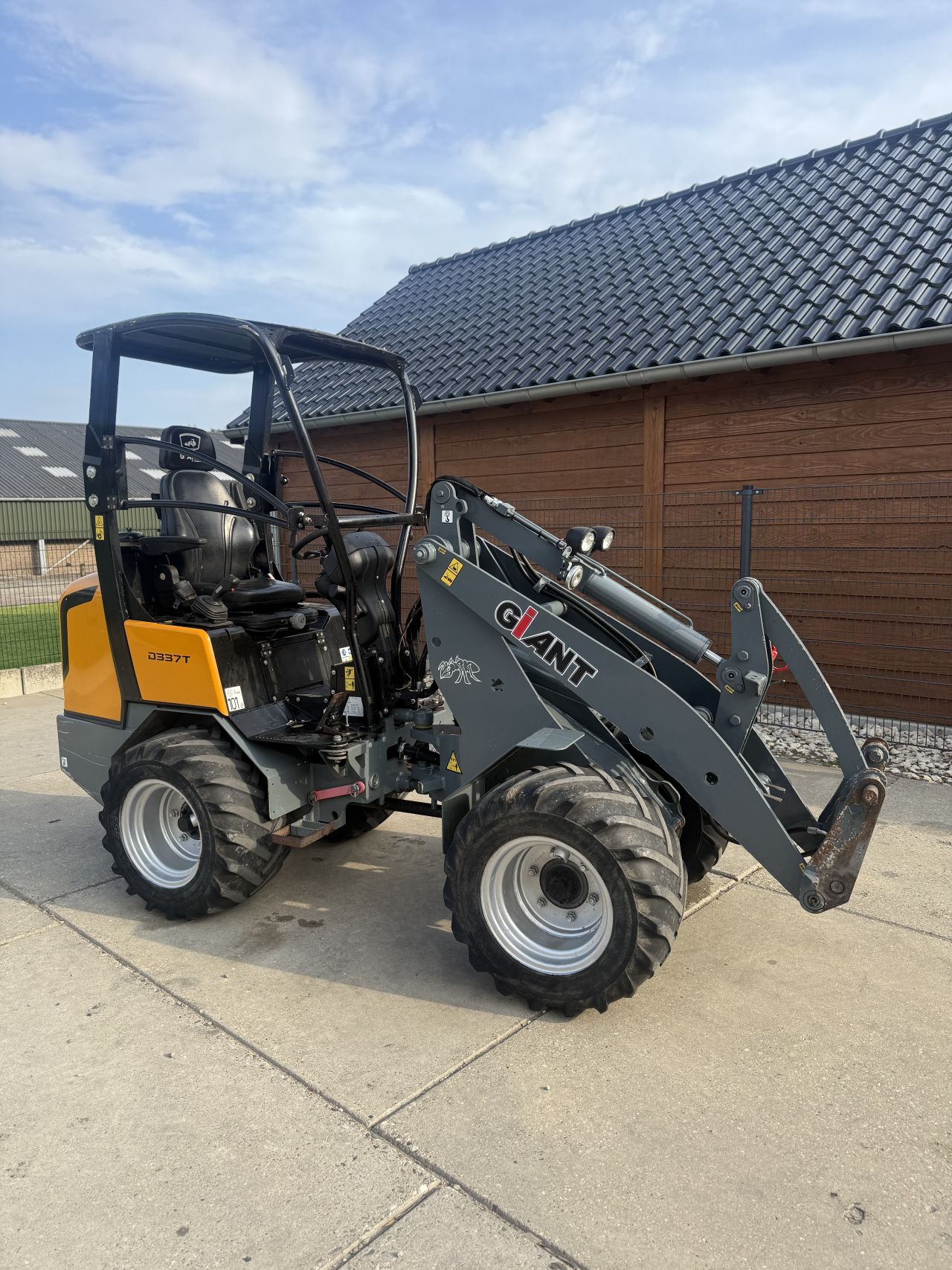Giant 337 mini shovel (515 uur )