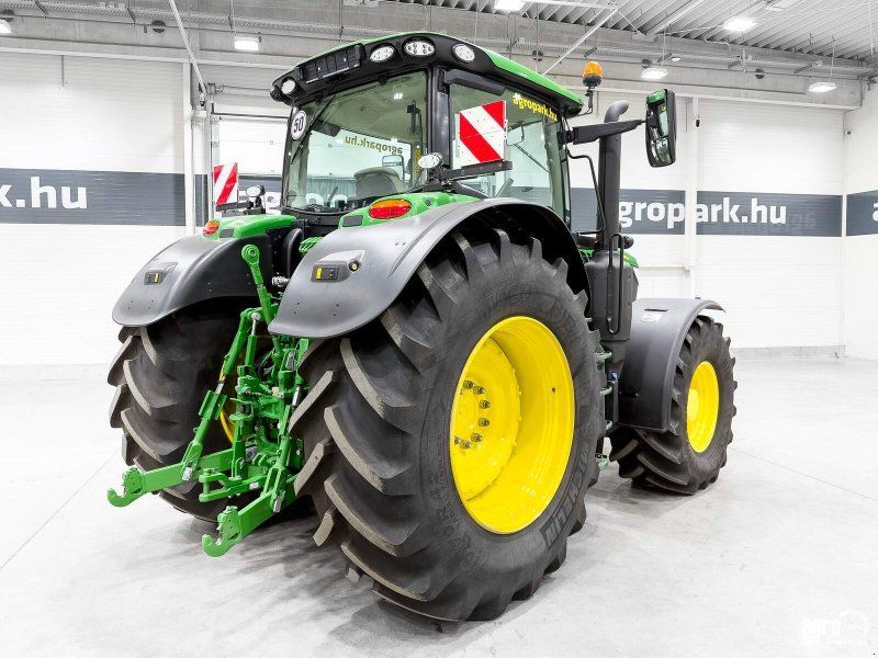 John Deere 6215R