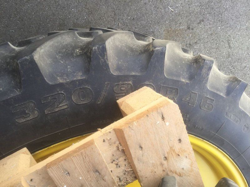 Räder John Deere 270/95R32,  320/95R46