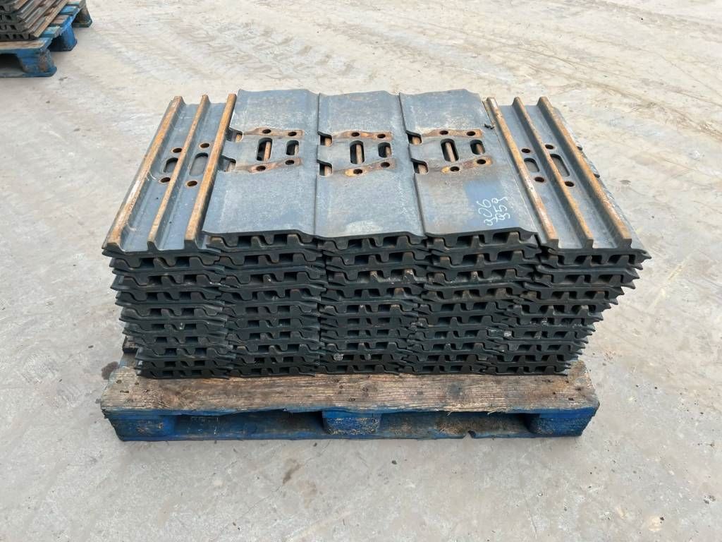 Hyundai R210 / R215 / R220 Shoes 3 Grouser 600mm