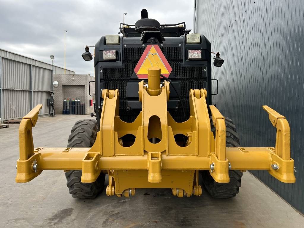 CAT 140M2 AWD