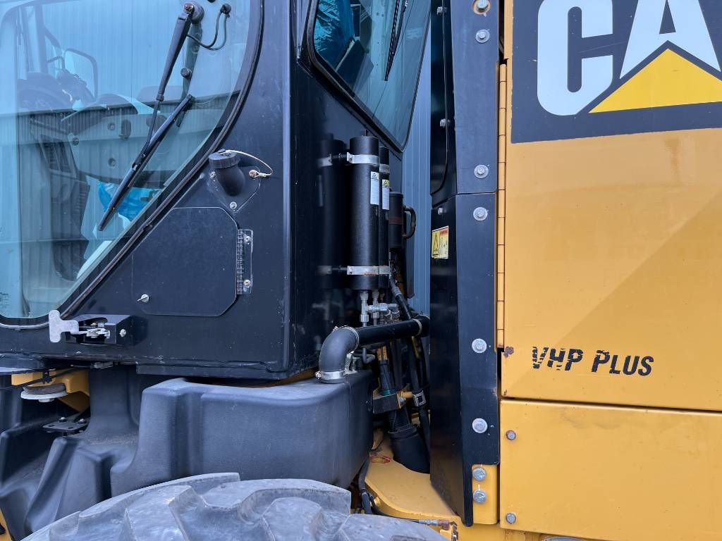 CAT 140M2 AWD
