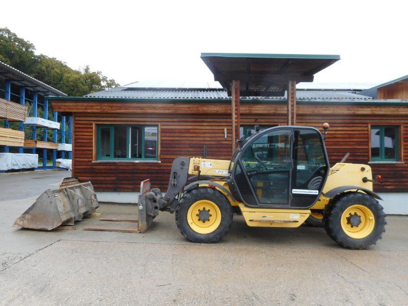 New Holland LM732 mit Schaufel und Gabel