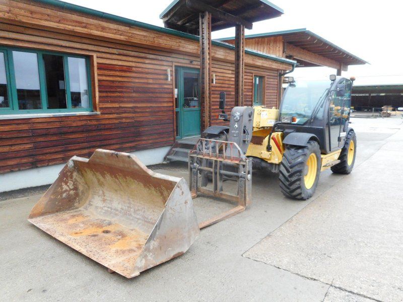 New Holland LM732 mit Schaufel und Gabel