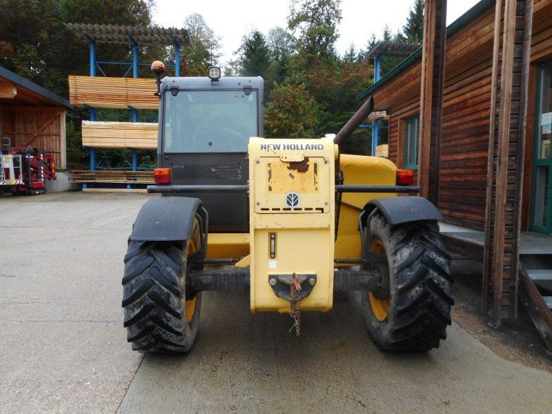 New Holland LM732 mit Schaufel und Gabel
