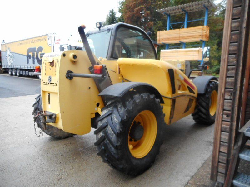 New Holland LM732 mit Schaufel und Gabel