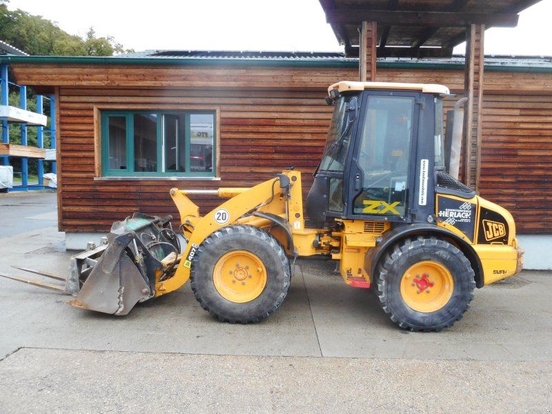JCB 407 ( 5.400kg ) mit Schaufel + Gabel