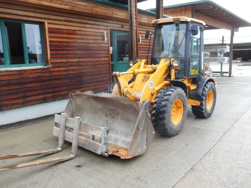 JCB 407 ( 5.400kg ) mit Schaufel + Gabel