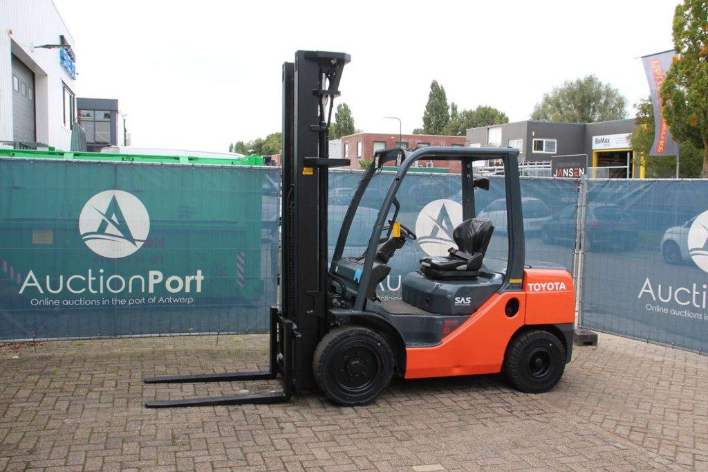 Forklift Toyota 02-8FDF30 Diesel 3000kg 6.0m 2011