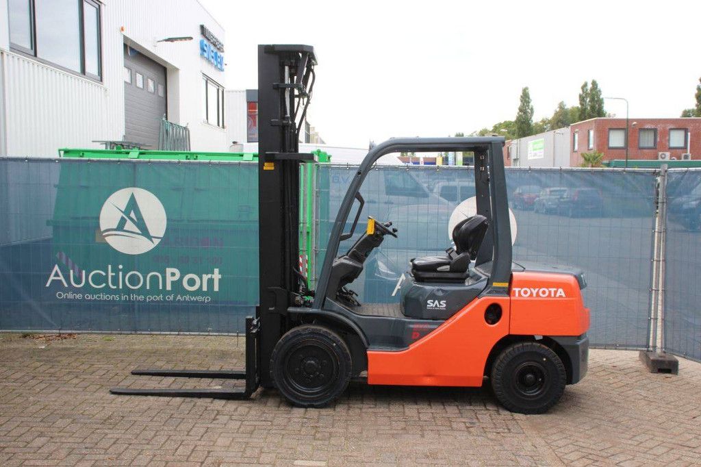 Forklift Toyota 02-8FDF30 Diesel 3000kg 6.0m 2011