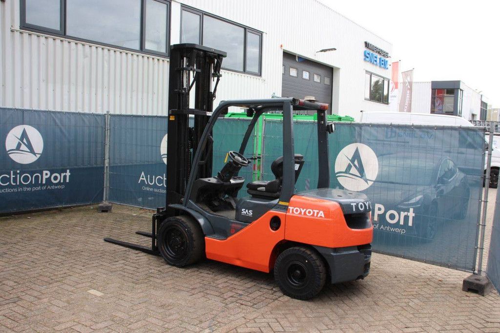Forklift Toyota 02-8FDF30 Diesel 3000kg 6.0m 2011