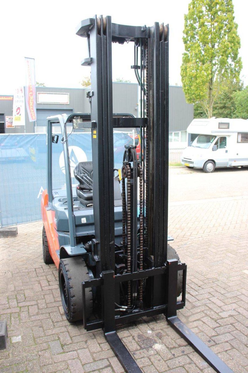 Forklift Toyota 02-8FDF30 Diesel 3000kg 6.0m 2011