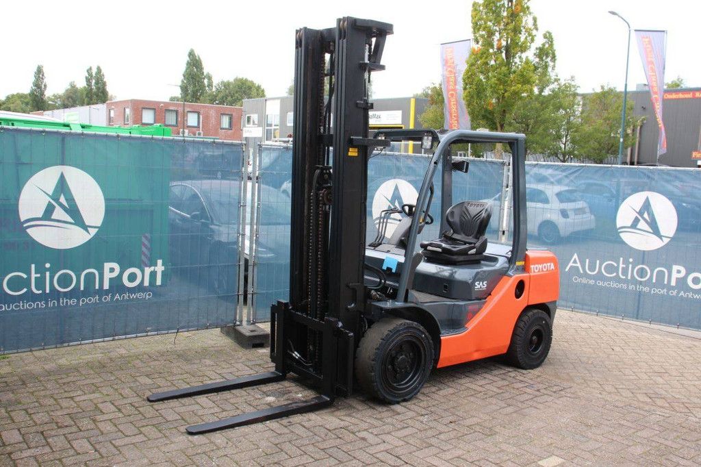 Forklift Toyota 02-8FDF30 Diesel 3000kg 6.0m 2011