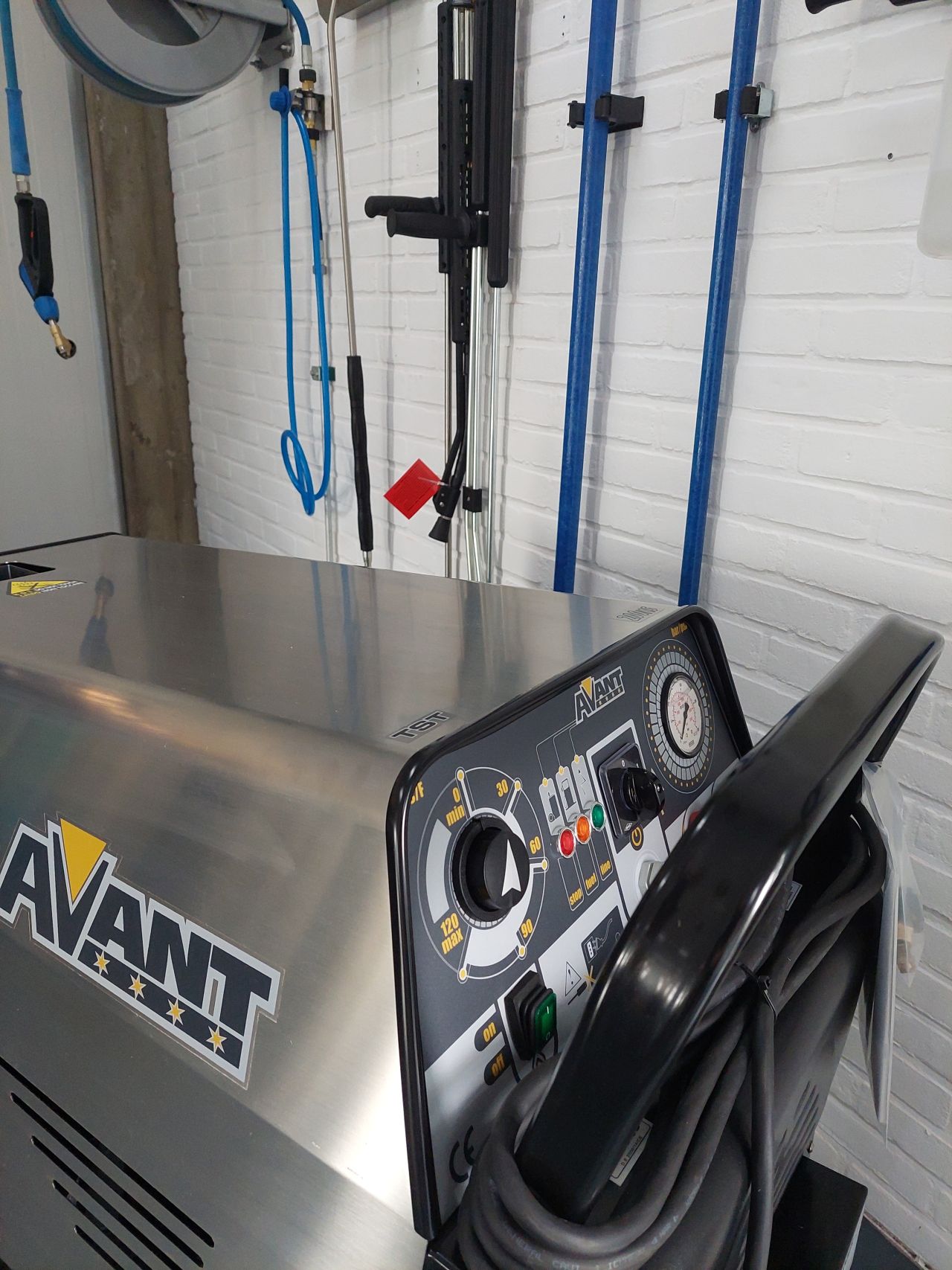 Warmwater hogedrukreiniger 200 bar 21 liter.