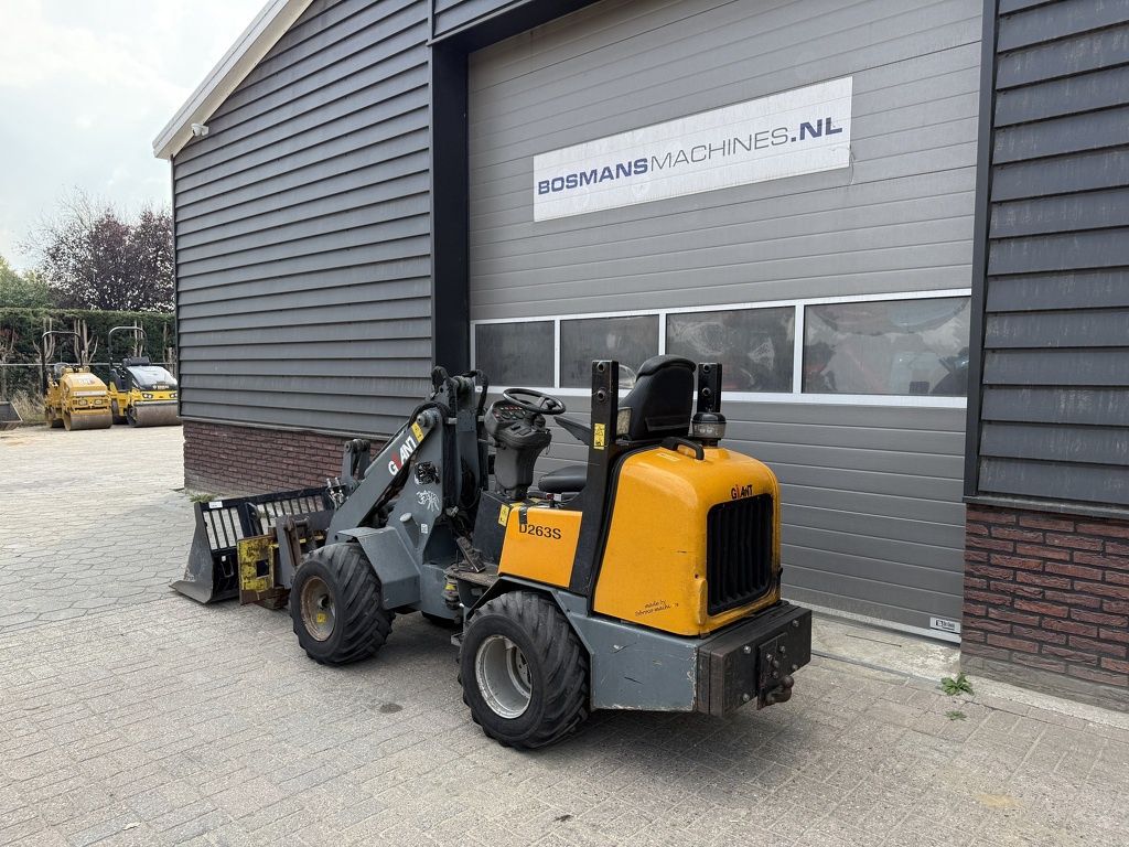 Giant D263 S minishovel / kniklader