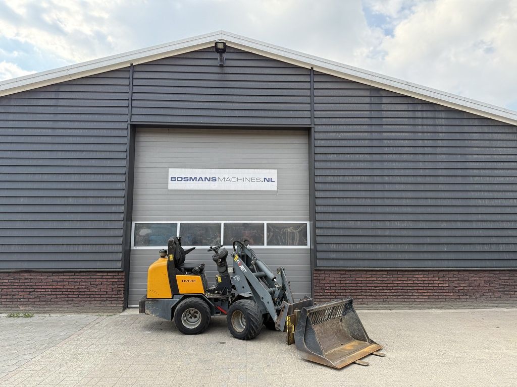 Giant D263 S minishovel / kniklader