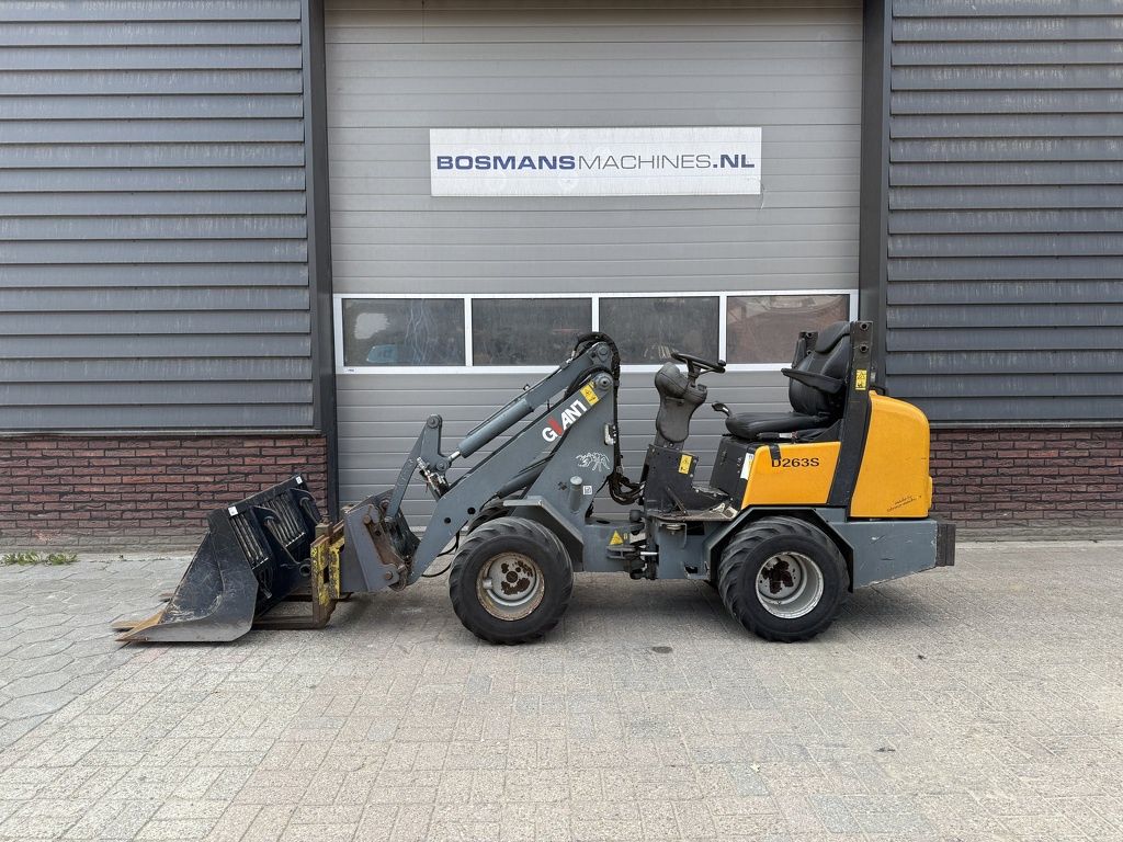 Giant D263 S minishovel / kniklader