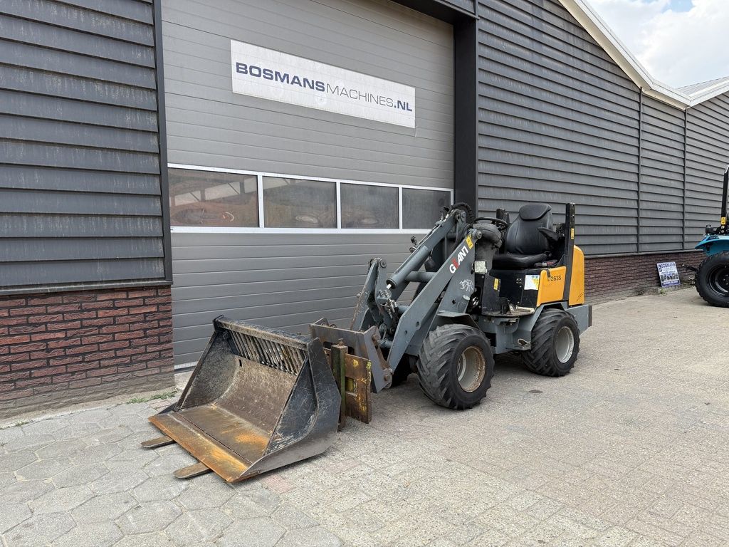 Giant D263 S minishovel / kniklader