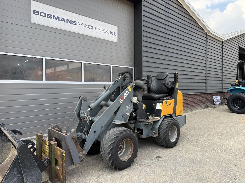 Giant D263 S minishovel / kniklader