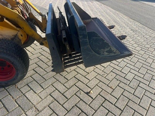 Gebrauchter KNIKMOPS 100 Minilader mit Gewicht von 1050 kgs