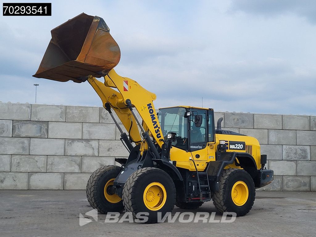 Komatsu WB 320-8E0 WA320-8E0