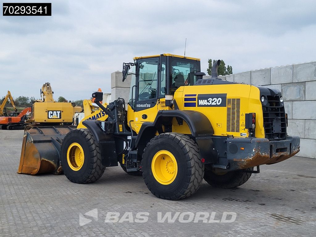 Komatsu WB 320-8E0 WA320-8E0