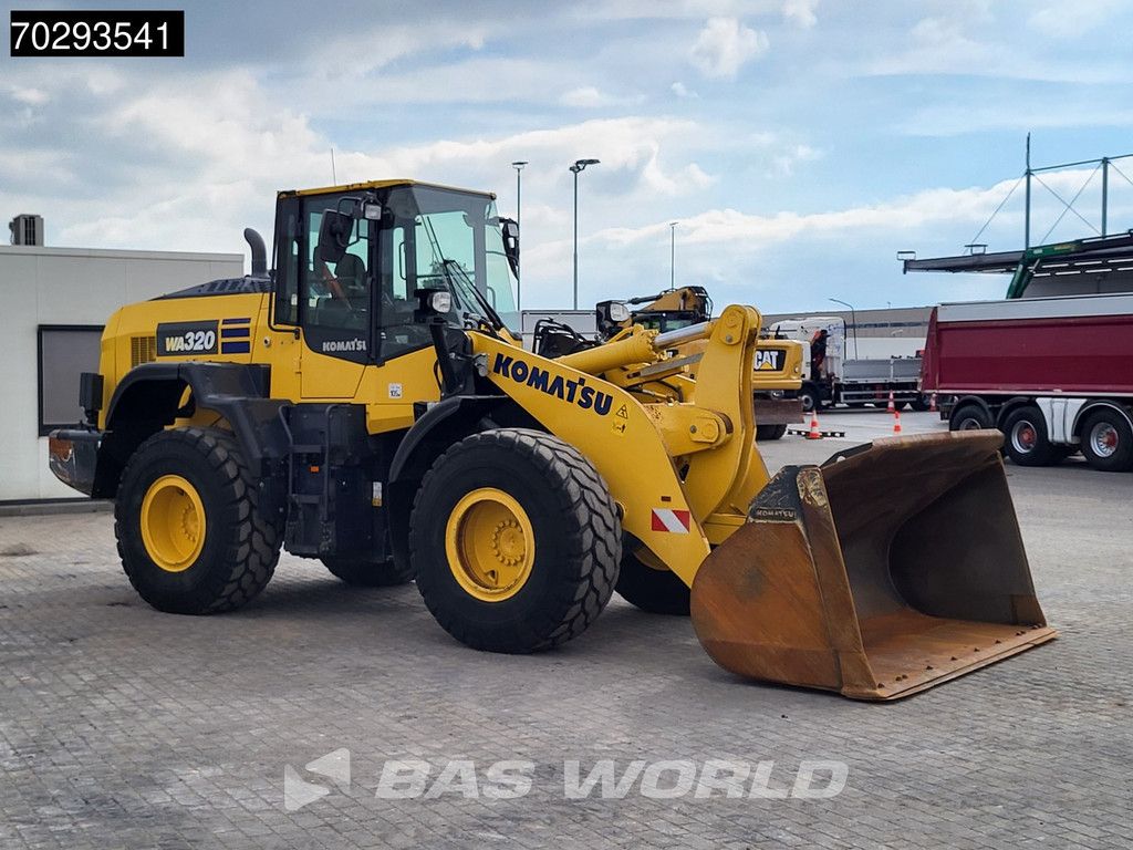 Komatsu WB 320-8E0 WA320-8E0